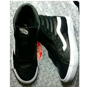 Women size 7 soft leather high top - new in box